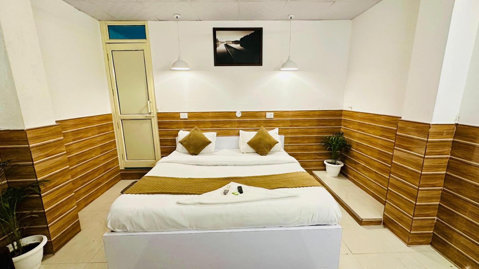 Dr White House - Noida Sector 18 Hotel Eksteriør billede