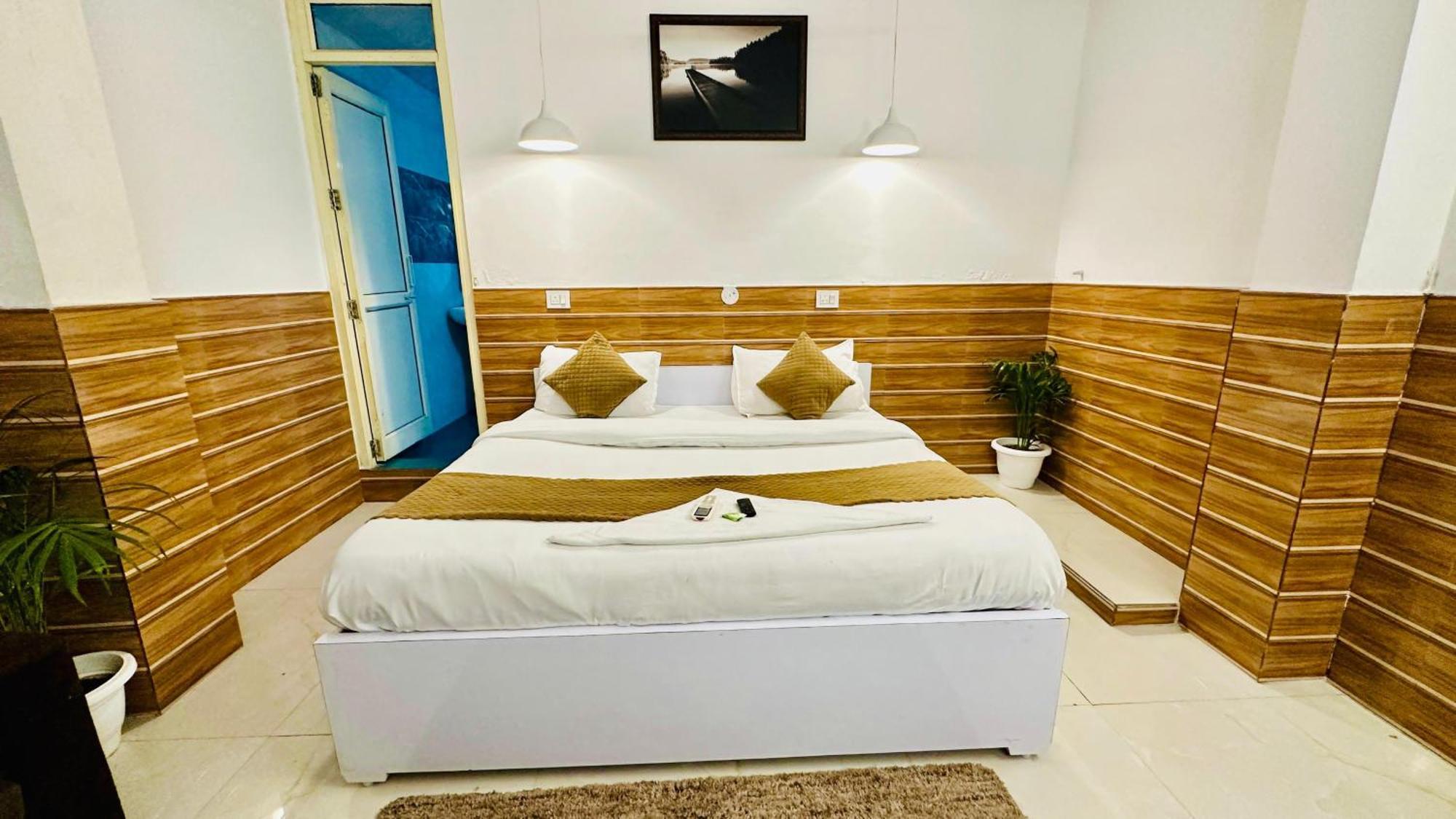 Dr White House - Noida Sector 18 Hotel Eksteriør billede